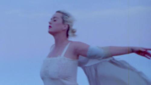 Katy-Perry-Daisies-066