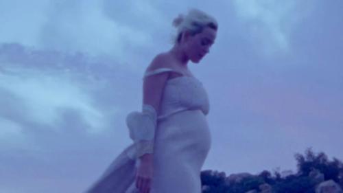 Katy-Perry-Daisies-068