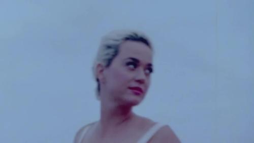 Katy-Perry-Daisies-071