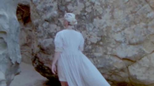 Katy-Perry-Daisies-072