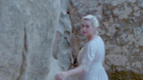 Katy-Perry-Daisies-073