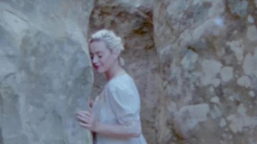 Katy-Perry-Daisies-074