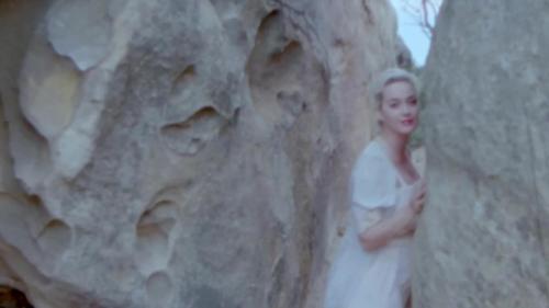 Katy-Perry-Daisies-075