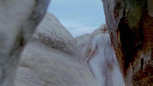 Katy-Perry-Daisies-077