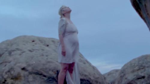 Katy-Perry-Daisies-079