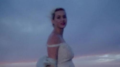 Katy-Perry-Daisies-081