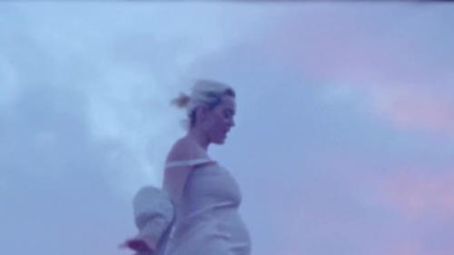 Katy-Perry-Daisies-085