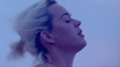 Katy-Perry-Daisies-087