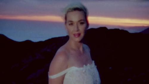 Katy-Perry-Daisies-088