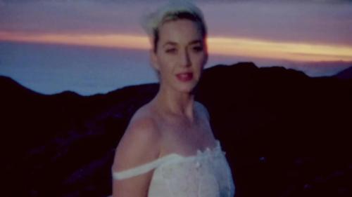 Katy-Perry-Daisies-089