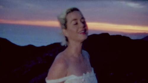 Katy-Perry-Daisies-090