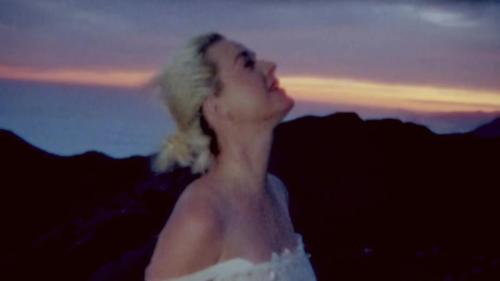 Katy-Perry-Daisies-091