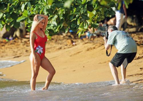 Katy-Perry-Harleys-in-Hawaii-BTS-019