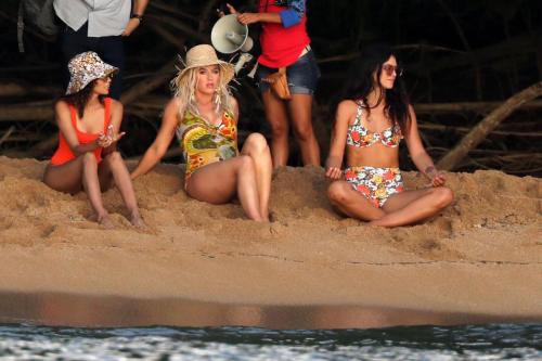 Katy-Perry-Harleys-in-Hawaii-BTS-020
