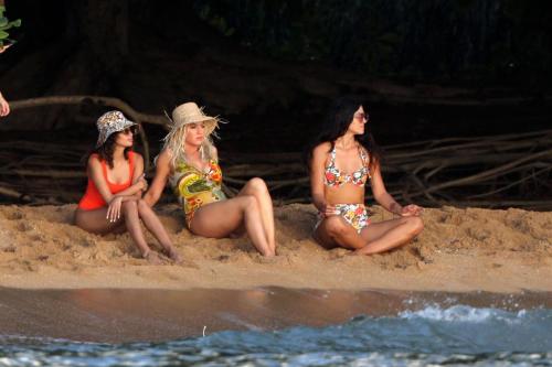 Katy-Perry-Harleys-in-Hawaii-BTS-028