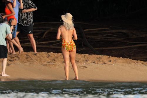 Katy-Perry-Harleys-in-Hawaii-BTS-029