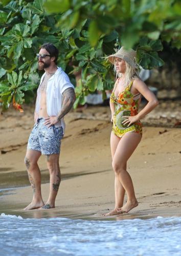 Katy-Perry-Harleys-in-Hawaii-BTS-032