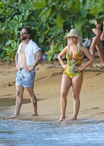 Katy-Perry-Harleys-in-Hawaii-BTS-035