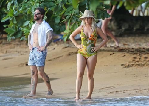 Katy-Perry-Harleys-in-Hawaii-BTS-037
