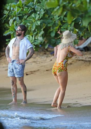 Katy-Perry-Harleys-in-Hawaii-BTS-038
