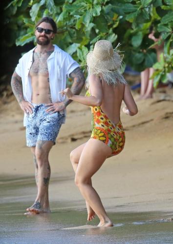 Katy-Perry-Harleys-in-Hawaii-BTS-040