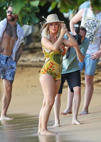 Katy-Perry-Harleys-in-Hawaii-BTS-042