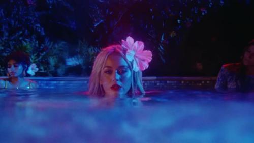 Katy-Perry-Harleys-in-Hawaii-006