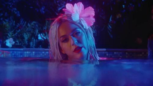 Katy-Perry-Harleys-in-Hawaii-007