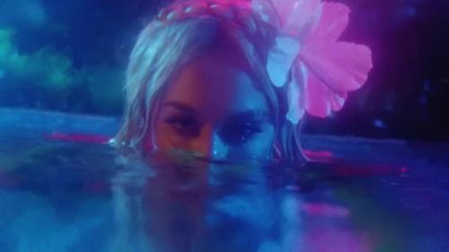 Katy-Perry-Harleys-in-Hawaii-008