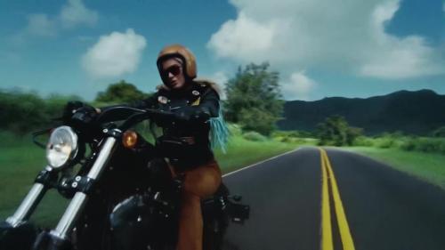 Katy-Perry-Harleys-in-Hawaii-009