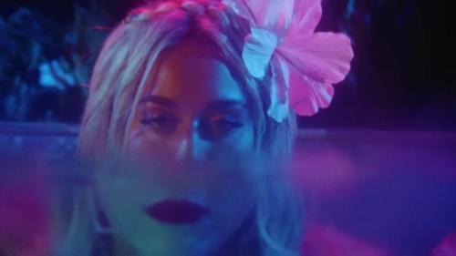 Katy-Perry-Harleys-in-Hawaii-010