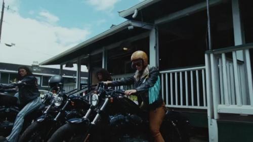 Katy-Perry-Harleys-in-Hawaii-015