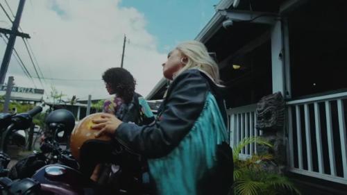 Katy-Perry-Harleys-in-Hawaii-016