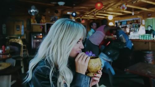 Katy-Perry-Harleys-in-Hawaii-022