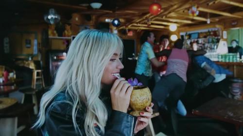 Katy-Perry-Harleys-in-Hawaii-023