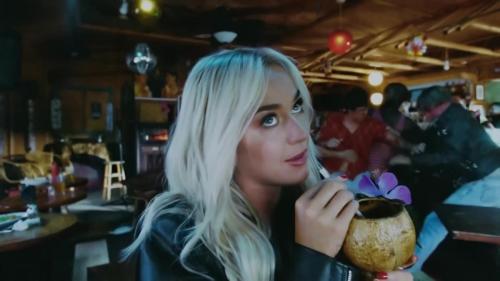 Katy-Perry-Harleys-in-Hawaii-025