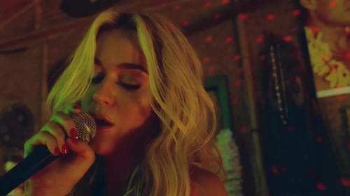 Katy-Perry-Harleys-in-Hawaii-028