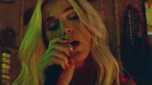 Katy-Perry-Harleys-in-Hawaii-029