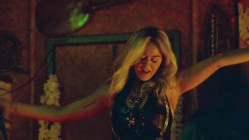 Katy-Perry-Harleys-in-Hawaii-031