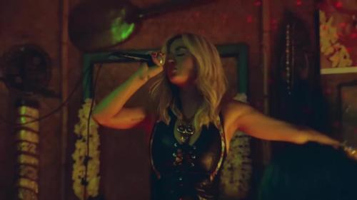 Katy-Perry-Harleys-in-Hawaii-032