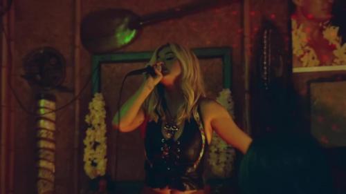 Katy-Perry-Harleys-in-Hawaii-033