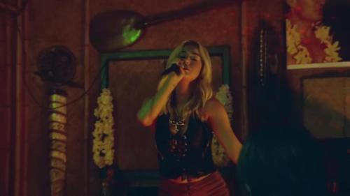 Katy-Perry-Harleys-in-Hawaii-034