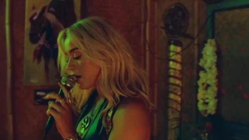 Katy-Perry-Harleys-in-Hawaii-035