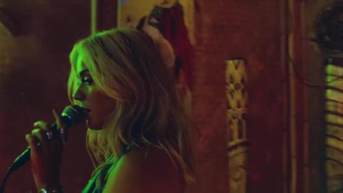 Katy-Perry-Harleys-in-Hawaii-037