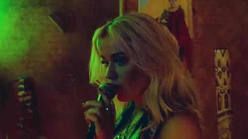 Katy-Perry-Harleys-in-Hawaii-038