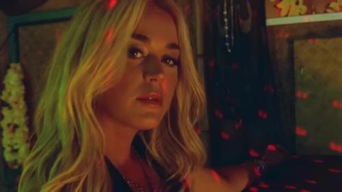 Katy-Perry-Harleys-in-Hawaii-039