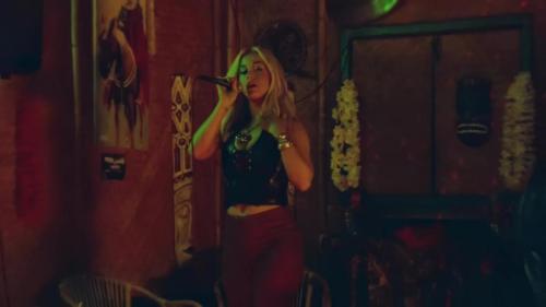 Katy-Perry-Harleys-in-Hawaii-042