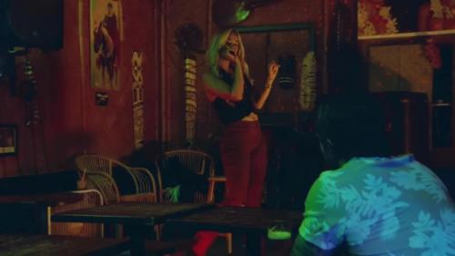 Katy-Perry-Harleys-in-Hawaii-043