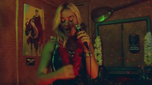 Katy-Perry-Harleys-in-Hawaii-045