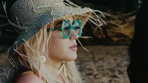 Katy-Perry-Harleys-in-Hawaii-048